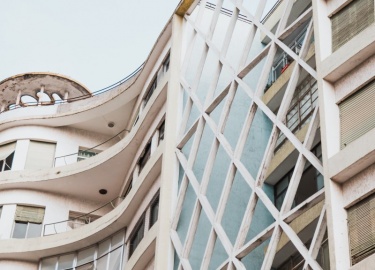 Архитектура &mdash; искусство и наука строить, проектировать здания и сооружения, а также сама совокупность зданий и сооружений, создающих пространственную среду для жизни и деятельности человека.
