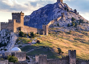 Судак, расположенный на Южном побережье Крыма, является прекрасным местом для отдыха, где великолепное сочетание природы, истории и комфорта создае...