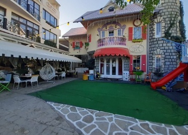 Судак нас встретил прекрасной погодой, температура воздуха днем в среднем +27, вечером +18, температура воды в море +20 градусов.
